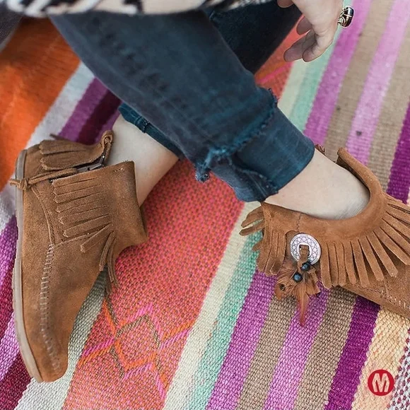 Minnetonka Concho Feather Boot  (9) Brown Suede Moccassins Booties - Picture 2 of 9